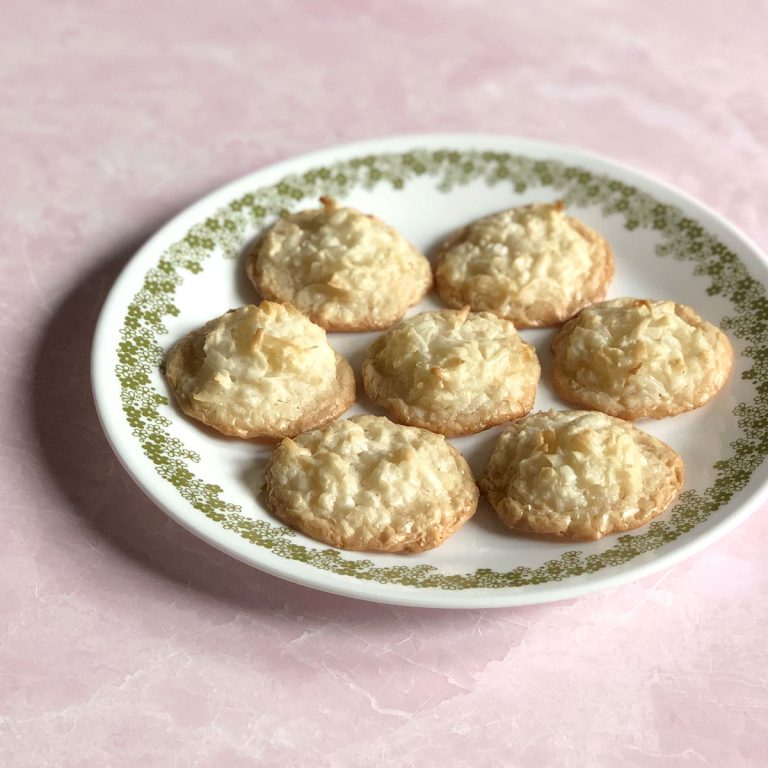 Kokosmakronen mit Marzipan (Coconut Macaroons with Marzipan) | Fikabröd